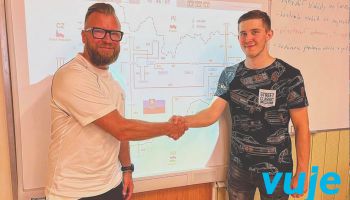 Generálny riaditeľ VUJE Matej Korec ocenil stredoškoláka Mateja Korca. Finalista súťaže Zenit Elektronika mal možnosť na 8 týždňov nahliadnuť do zákonitostí jadrovej energetiky